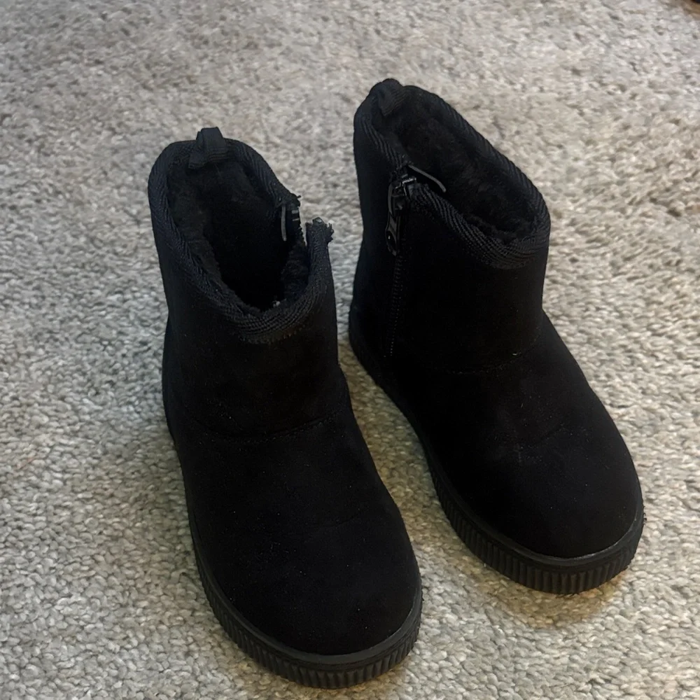 Cat & Jack Arlo Black fleece tall Kids Boots size 6 little person  new condition